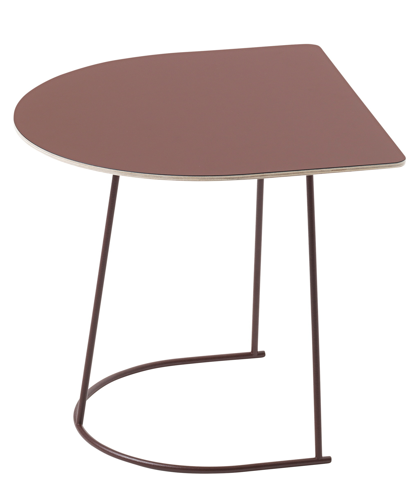 Brauner Airy Coffee Table Beistelltisch von Muuto mit halbrunder Tischplatte und filigranem Metallgestell.
