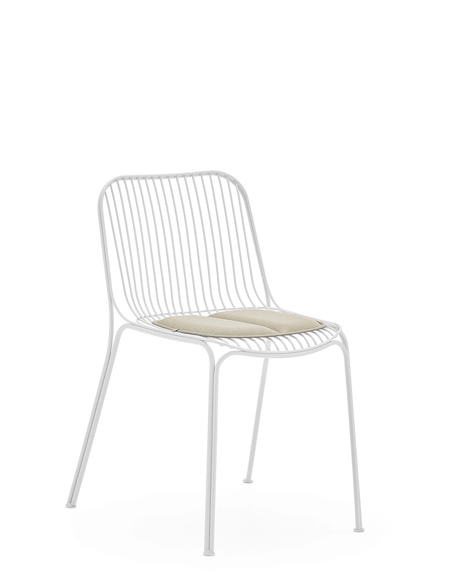 Weißer Kartell Stuhl mit beigem Hiray Sitzkissen für Stuhl und Armstuhl für mehr Komfort.