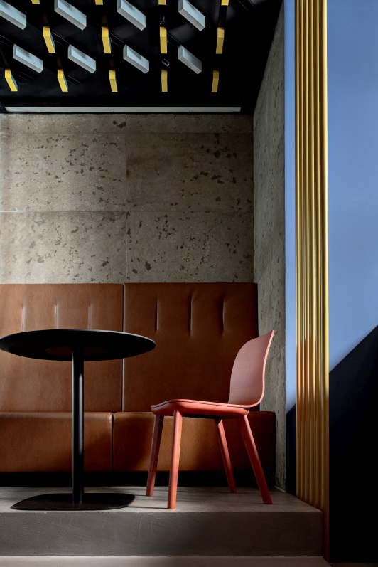 Aeon Chair Stuhl: Moderner Holzstuhl in Lachsfarbe mit schwarzem Tisch und brauner Sitzbank.