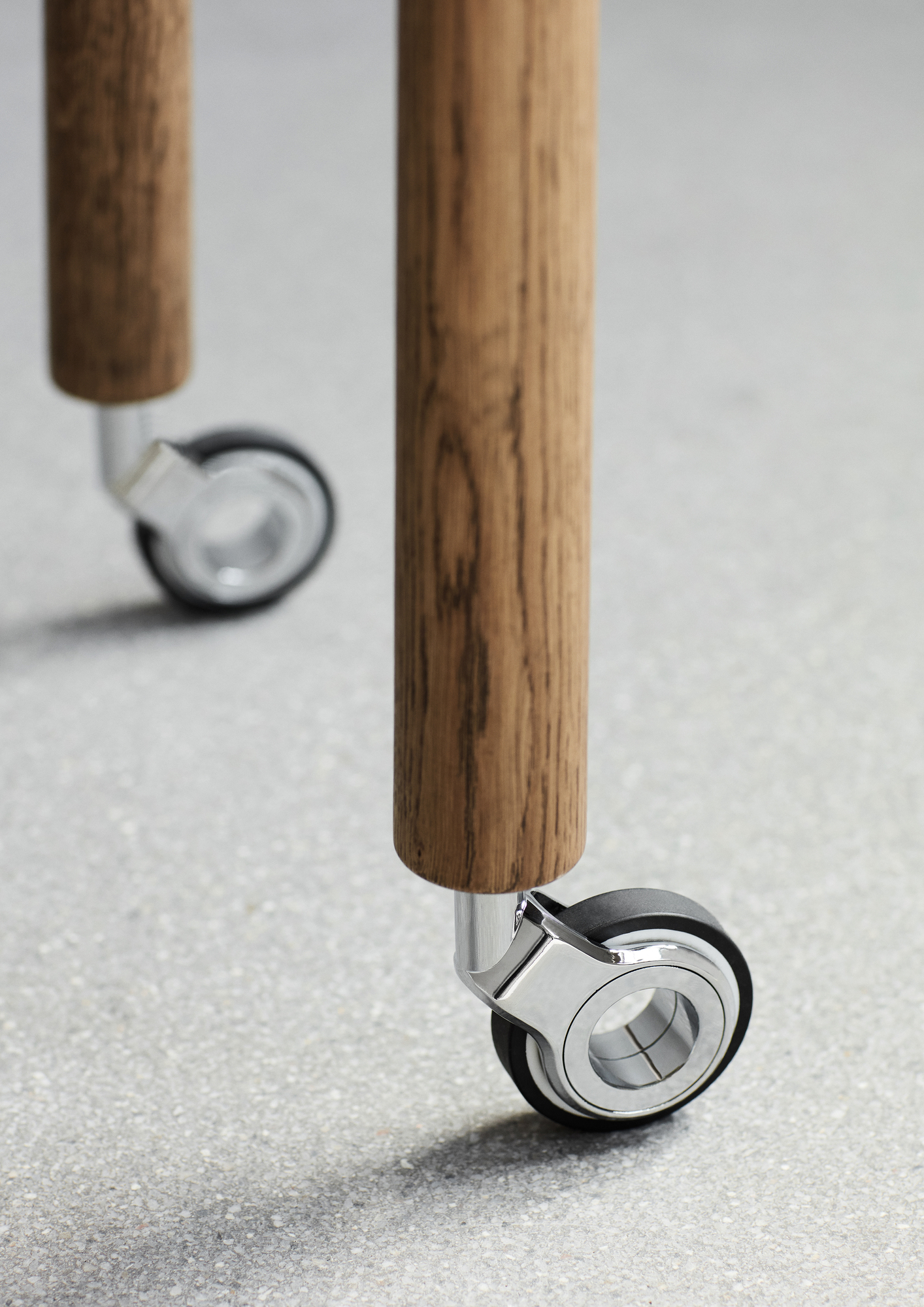 Detailaufnahme: Holzbeine mit Rollen des Northern Loud Bar cabinet Barschranks.