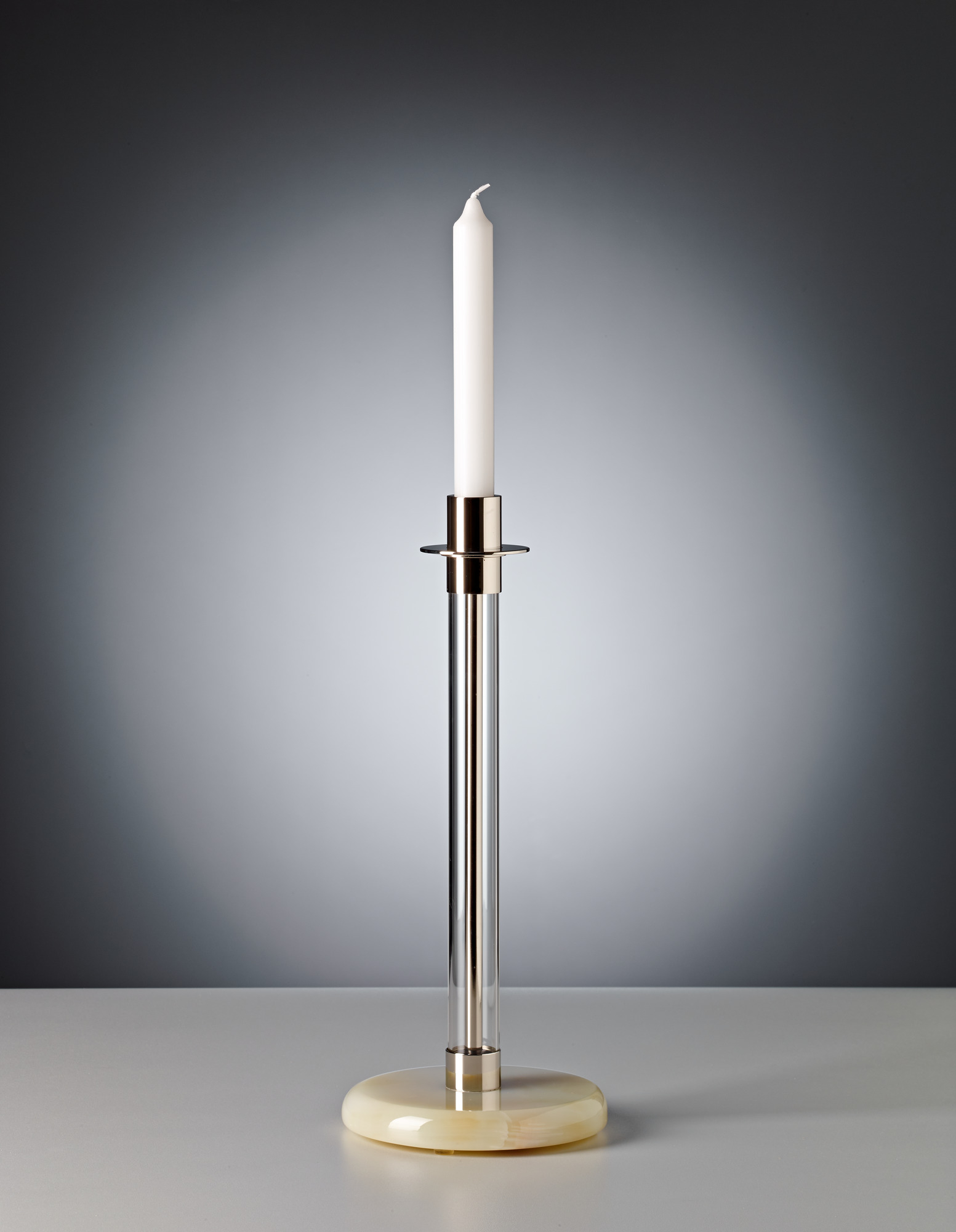 SL 30 Bauhaus Sabbatleuchter: Kerzenständer Tecnolumen Onyx mit Kerze auf hellem Untergrund.