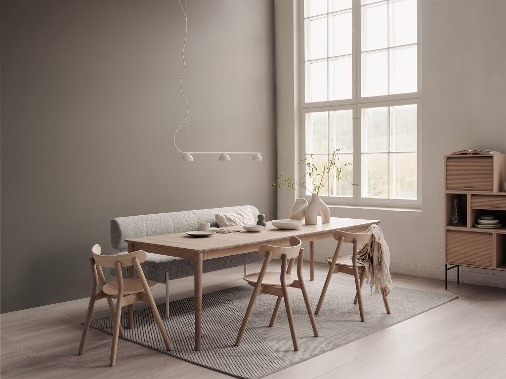 Northern Expand Esstisch 200 aus Holz mit Stühlen und Bank in modernem Esszimmer.