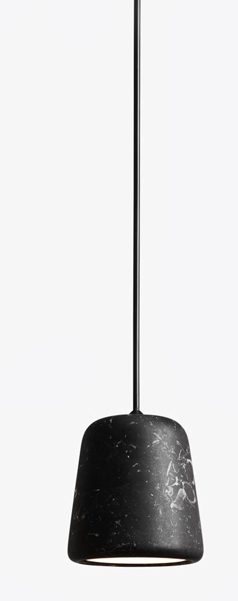 Schwarze Marmor Pendelleuchte von New Works. Material Pendant Leuchte für stilvolle Innenbeleuchtung.