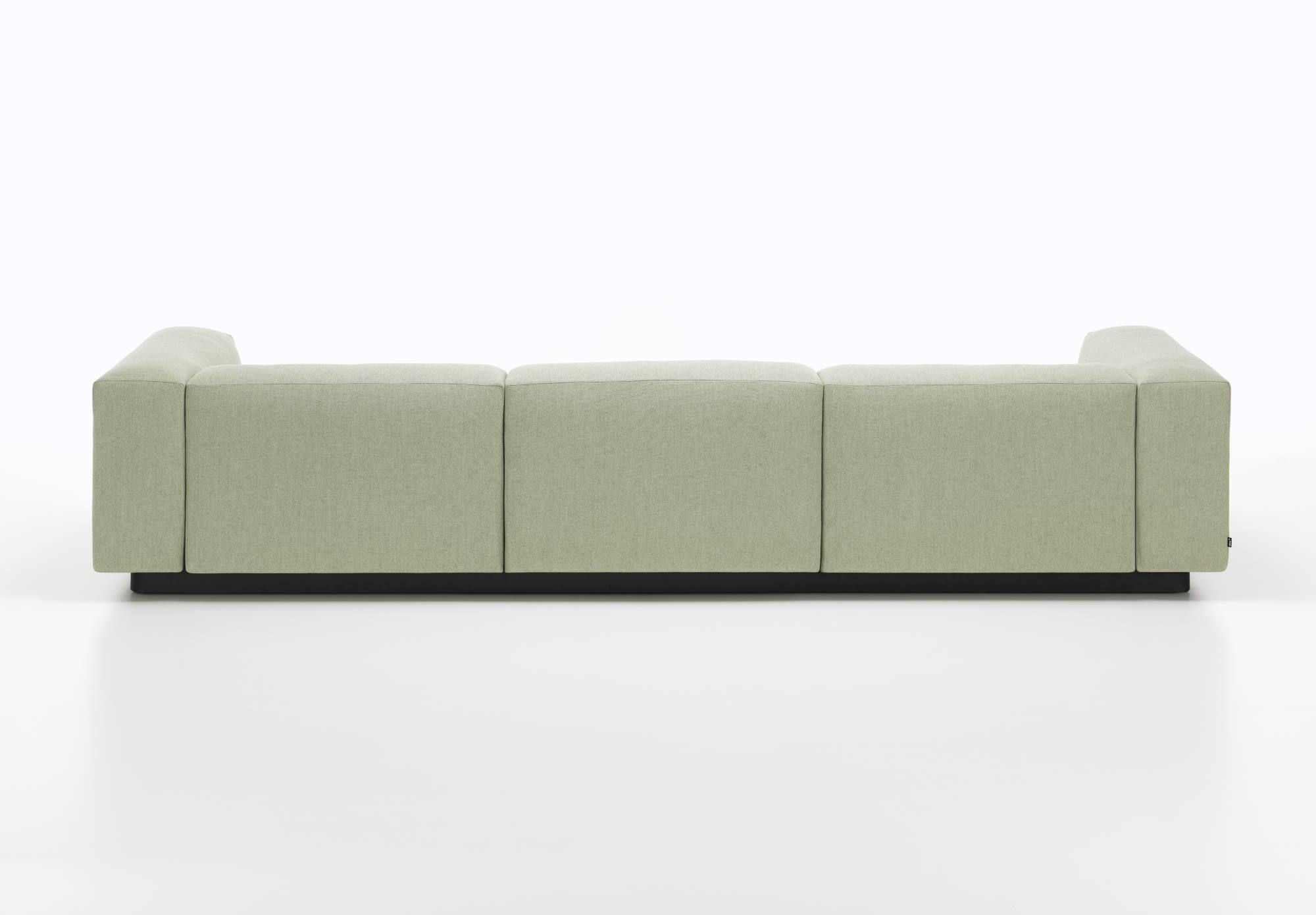 Rückansicht des hellgrünen Soft Modular Sofa Dreisitzer von Vitra, modernes Design für Wohnzimmer.