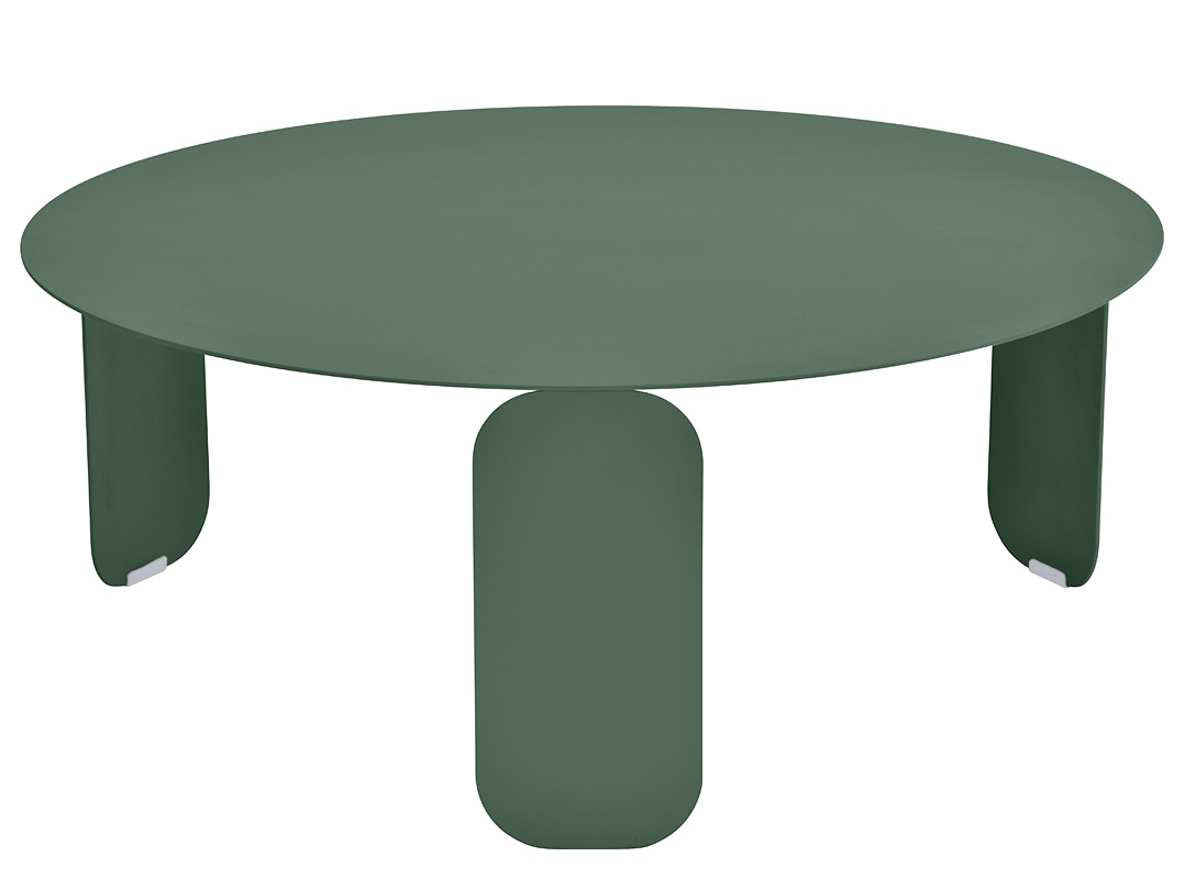 Grüner Bebop Low Table von Fermob, ein runder, niedriger Outdoor-Tisch mit drei Beinen.