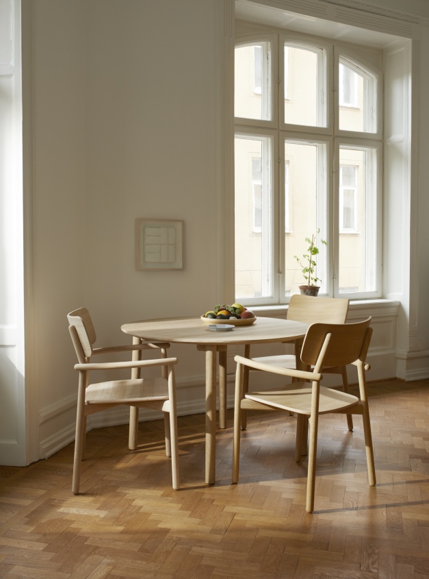 Runder Hven Tisch von Skagerak by Fritz Hansen aus geölter Eiche mit Stühlen.