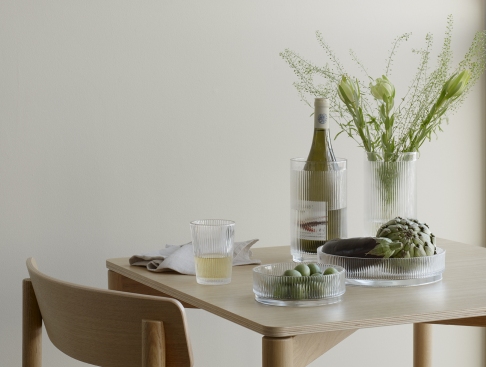 Stelton Pilastro Servierschale groß aus Glas mit Gemüse und Oliven auf Tisch.