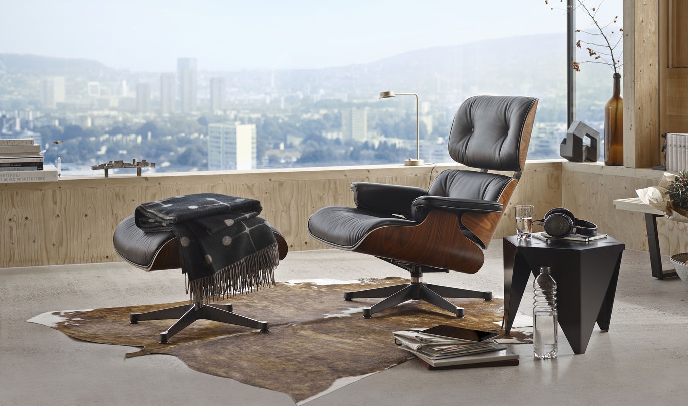 Moderner Ledersessel mit Hocker und Holzrahmen, Designklassiker für Wohnzimmer und Büro.
