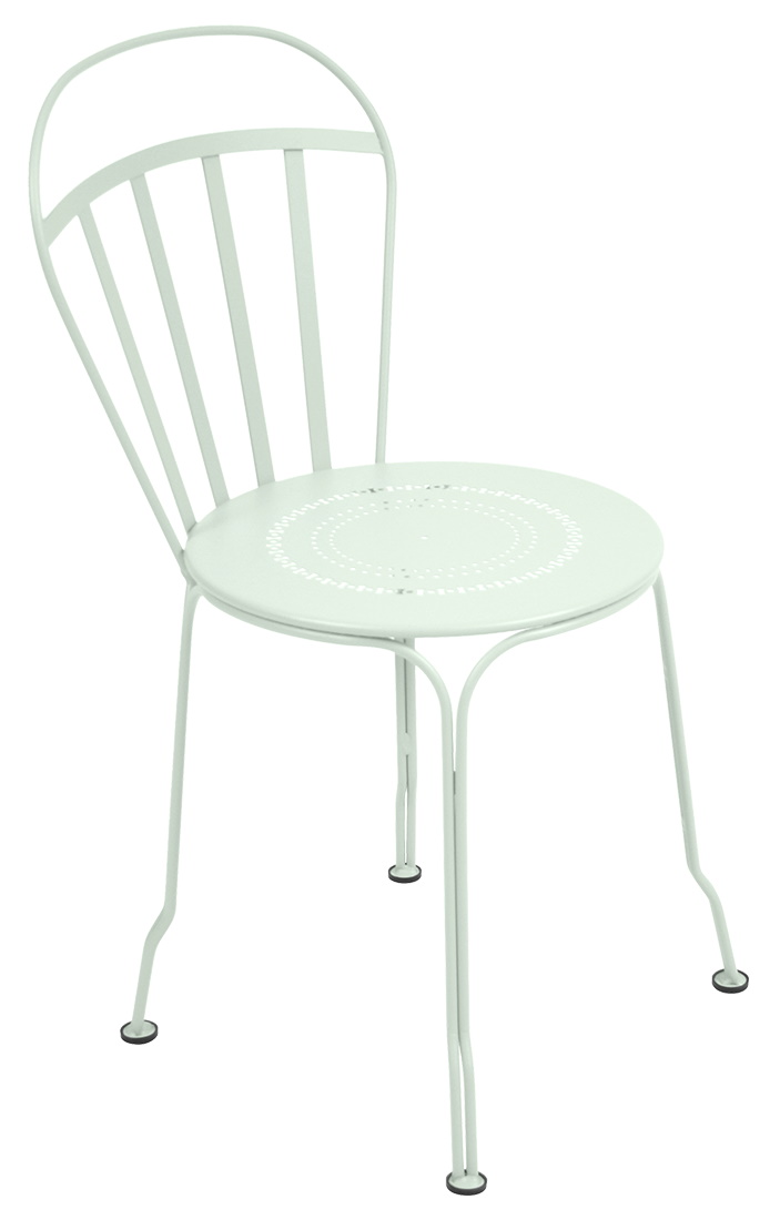 Louvre Stuhl von Fermob für den Außenbereich, mintgrüner Metallstuhl mit runder Sitzfläche und filigranem Design.