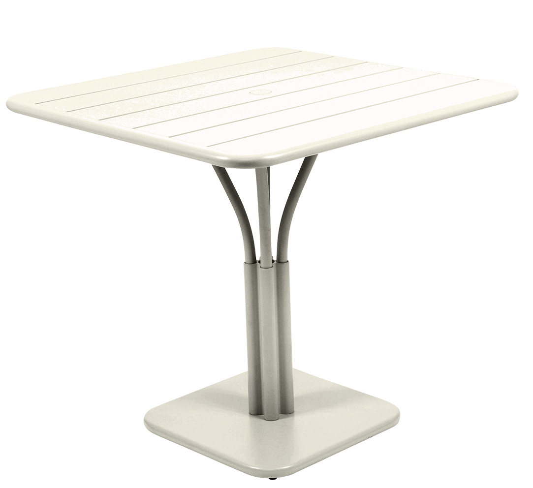 Beiger Luxembourg Tisch 80x80 cm von Fermob für den Außenbereich, quadratische Tischplatte mit Lattenstruktur.