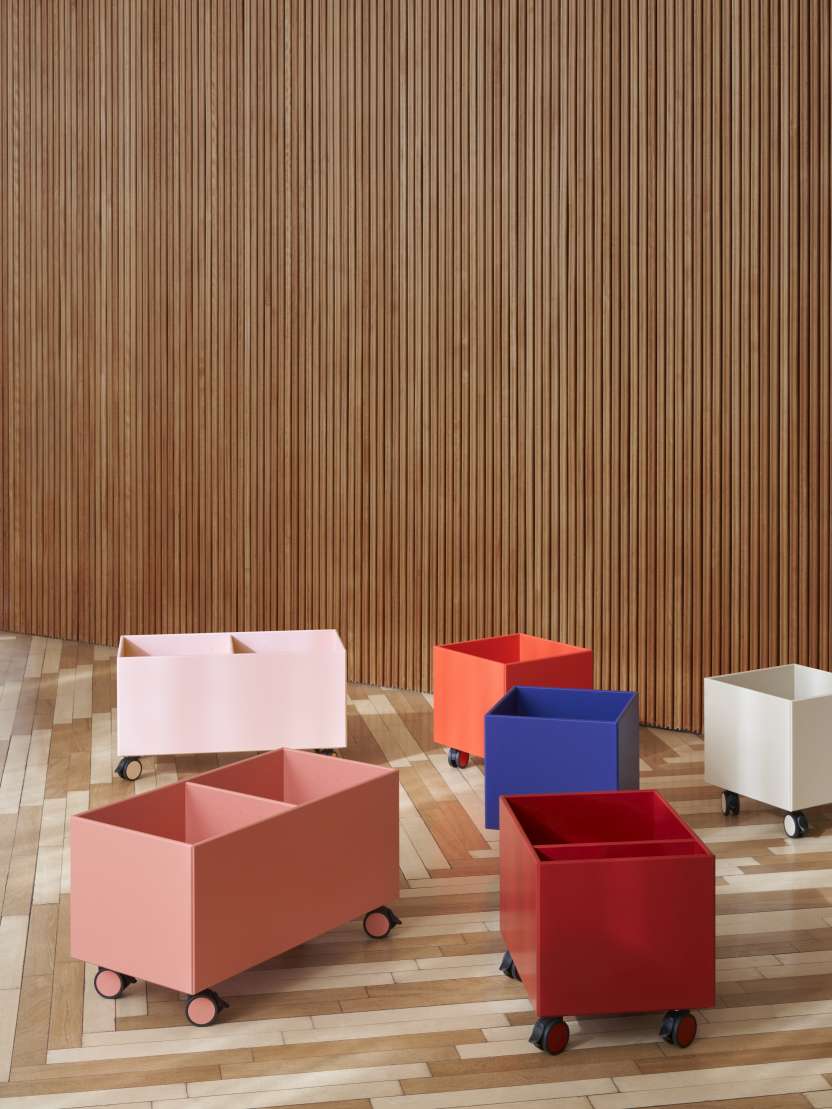Mehrfarbige Colour Box Aufbewahrungsboxen auf Rollen, inklusive Montana Clay, für flexible Aufbewahrung im Wohnraum.