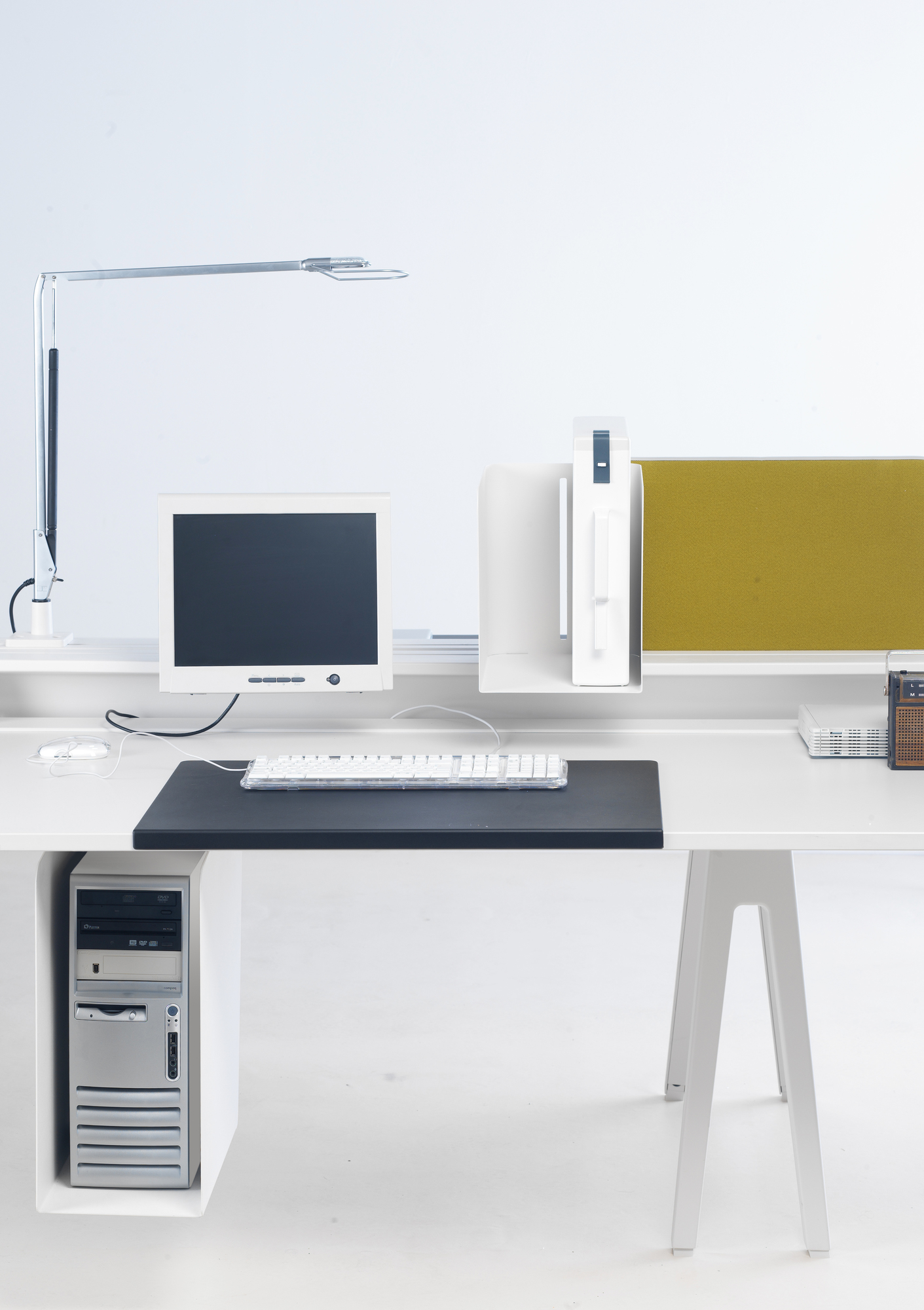 Vitra Joyn Schreibtischunterlage auf weißem Schreibtisch mit Computer, Tastatur und Lampe für Büroarbeitsplatz.