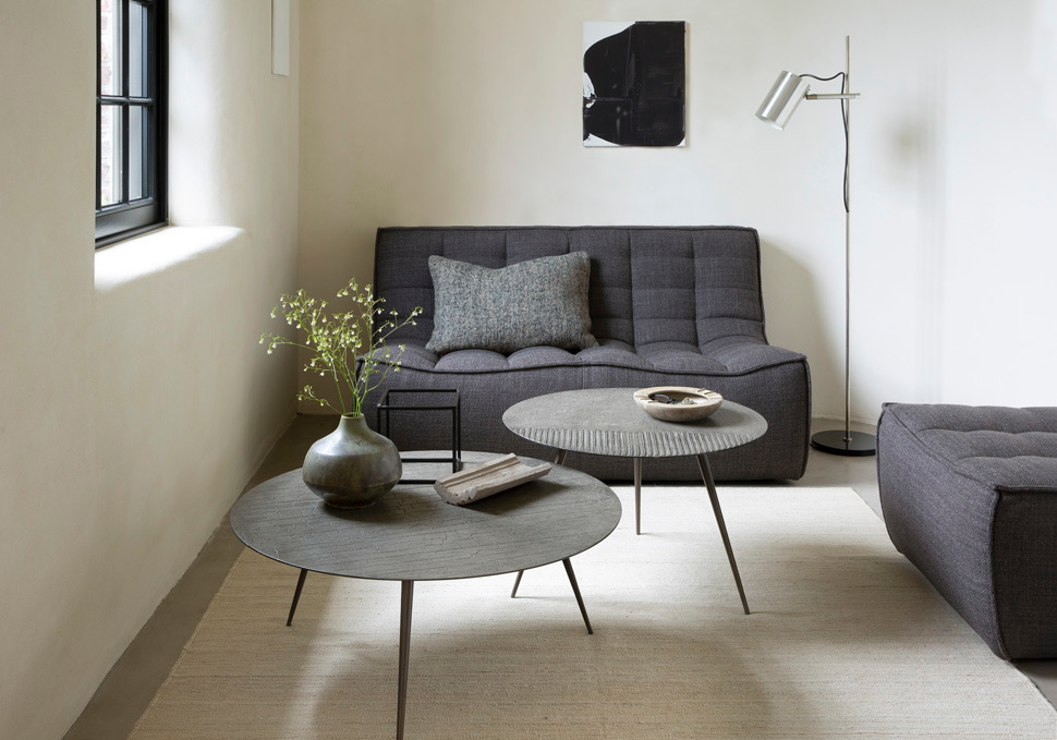 Luna Couchtisch von Ethnicraft: Runde Couchtische im Wohnzimmer mit Sofa und Dekoration.