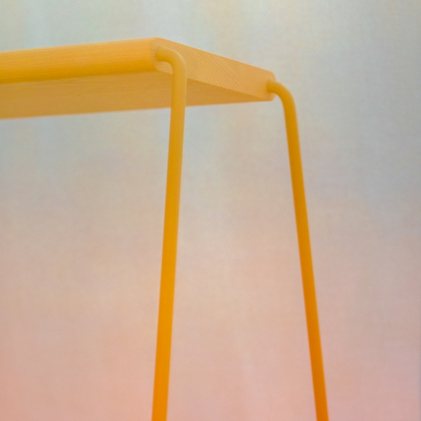 Detailaufnahme des gelben D:003 Beistellhockers von Fuchs & Habicht. Moderner Hocker für Wohnzimmer und mehr.