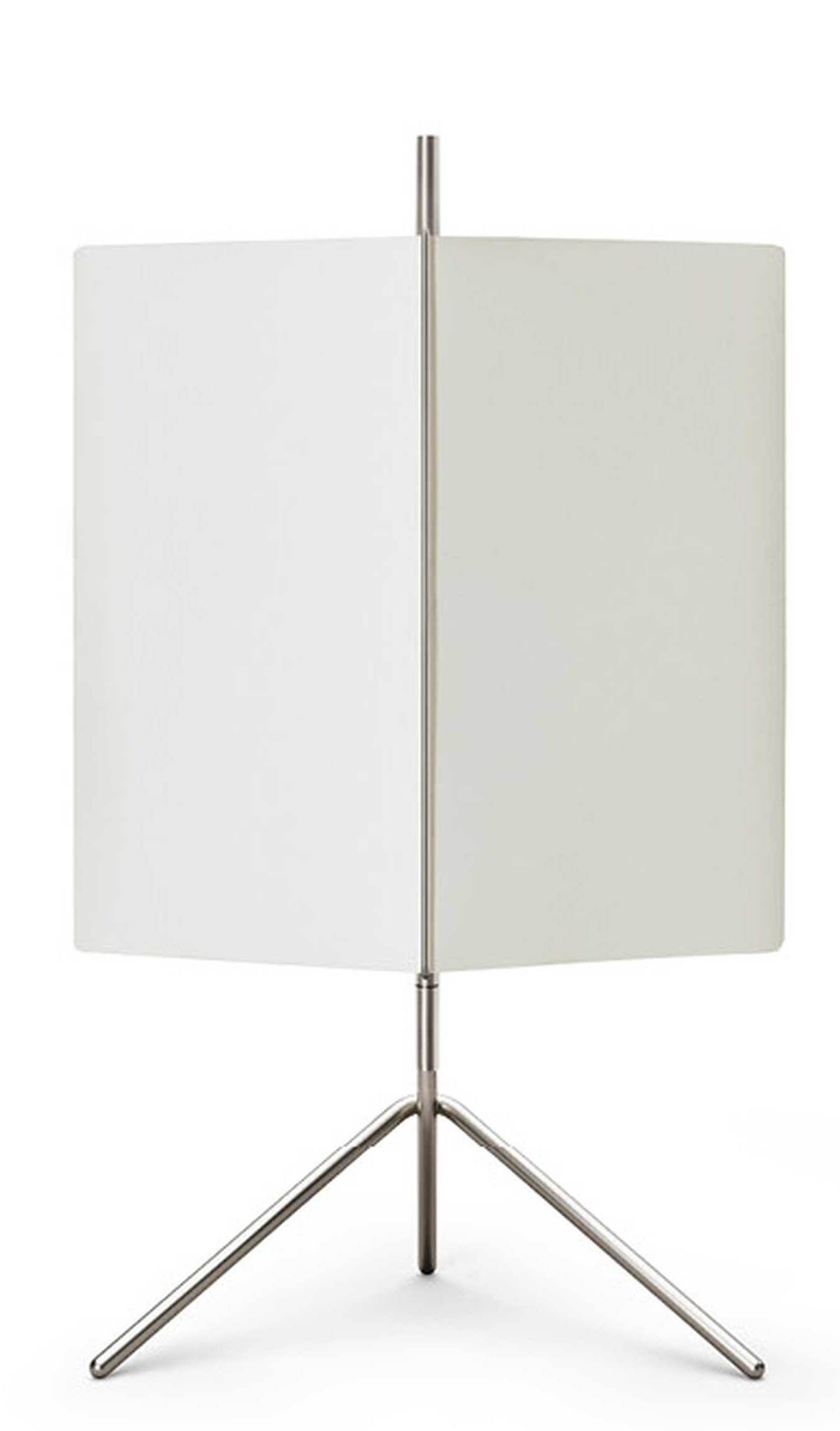 Cassina 3T09 Table I Tischleuchte mit weißem Schirm und filigranem, silberfarbenem Metallfuß auf weißem Hintergrund.