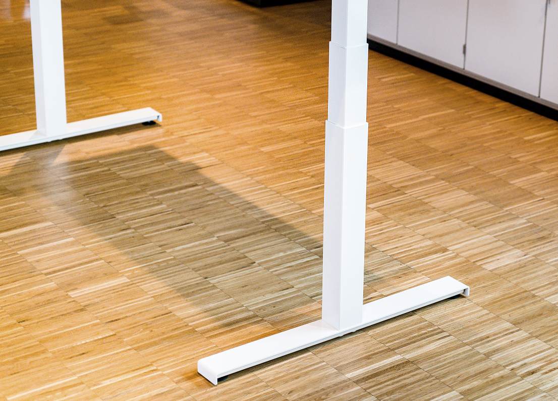 Detailaufnahme des weißen Hiplift Sitz-Stehtisch Gestells, höhenverstellbar und elektrisch.