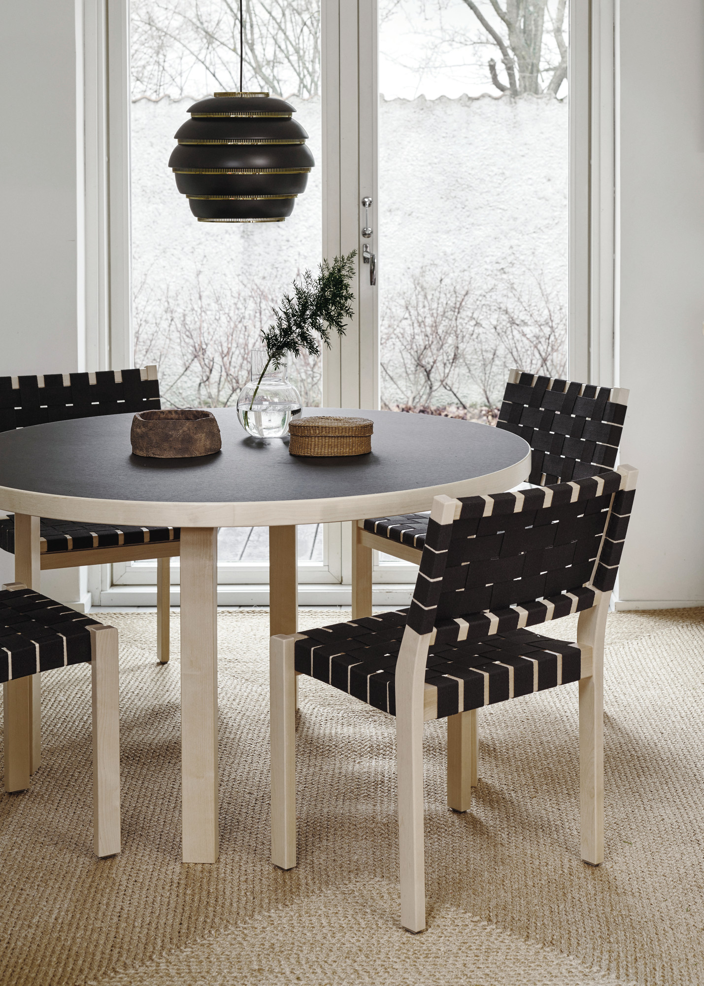 A331 Beehive Hängeleuchte in Schwarz über Esstisch mit vier Stühlen, modernes skandinavisches Design.