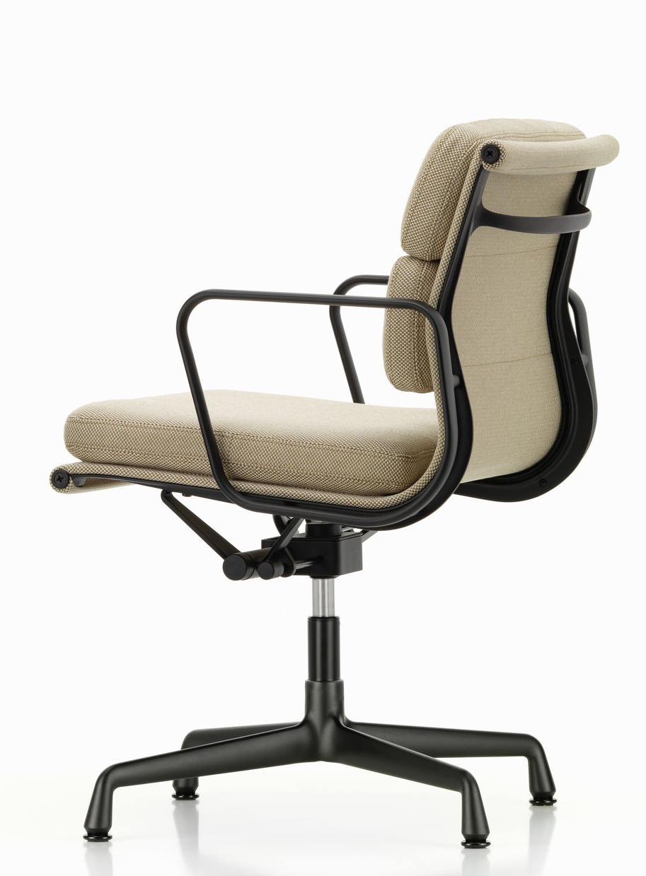 Vitra EA 231 Soft Pad Chair in Beige mit schwarzem Gestell, seitliche Ansicht.