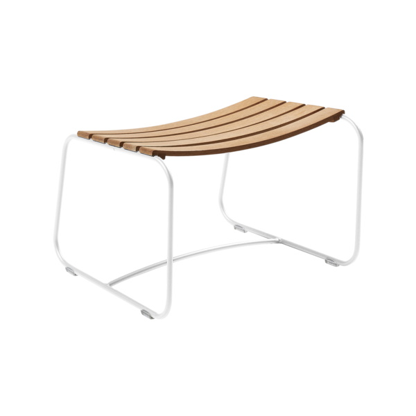 Fermob Surprising Hocker für den Außenbereich, weißes Gestell mit Sitzfläche aus hellbraunen Holzlatten.
