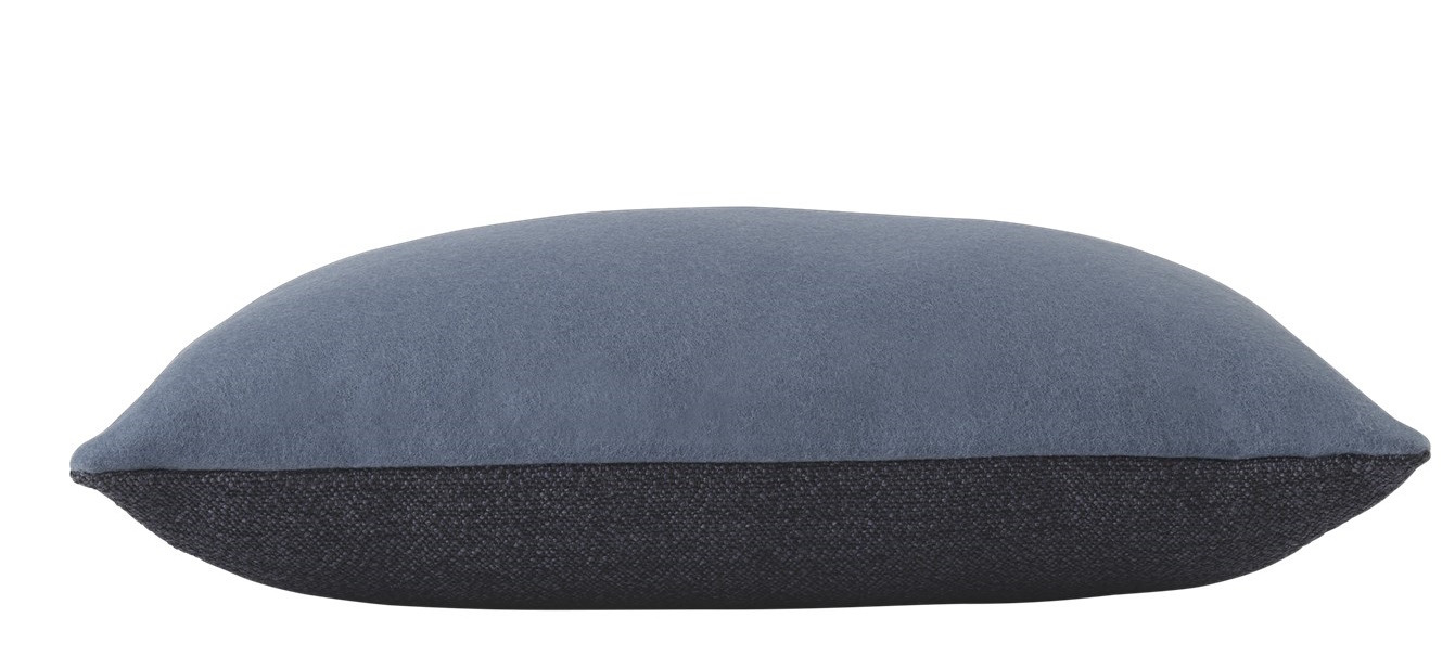 Nahaufnahme des Muuto Mingle Cushion Kissens in Blau und Anthrazit, modernes Wohnaccessoire für Sofa und Bett.