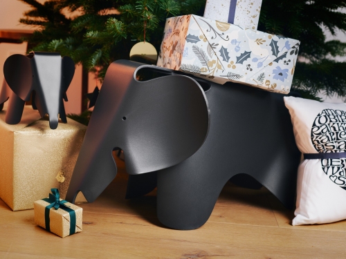 Schwarzer Vitra Eames Elefant Hocker und Spielzeug unter dem Weihnachtsbaum mit Geschenken.