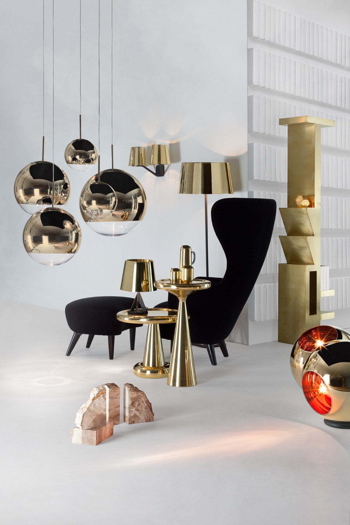 Elegante Wohnzimmer-Szene mit goldenen Hängeleuchten, Tischlampen, Beistelltischen und schwarzem Sessel für stilvolles Interieur.