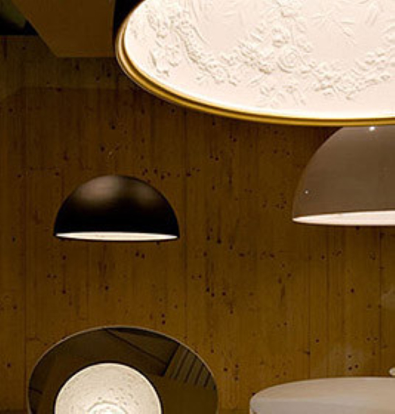 Detailaufnahme: Skygarden Pendelleuchte von Flos in Rostbraun mit floralem Innendekor. Design Lampe.