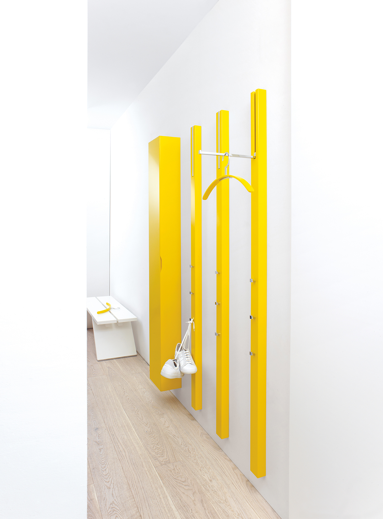 Line Garderobenelement in Indisch Gelb von Schönbuch: Moderne Wandgarderobe mit Haken, Kleiderbügel und Schuhablage für den Flur.