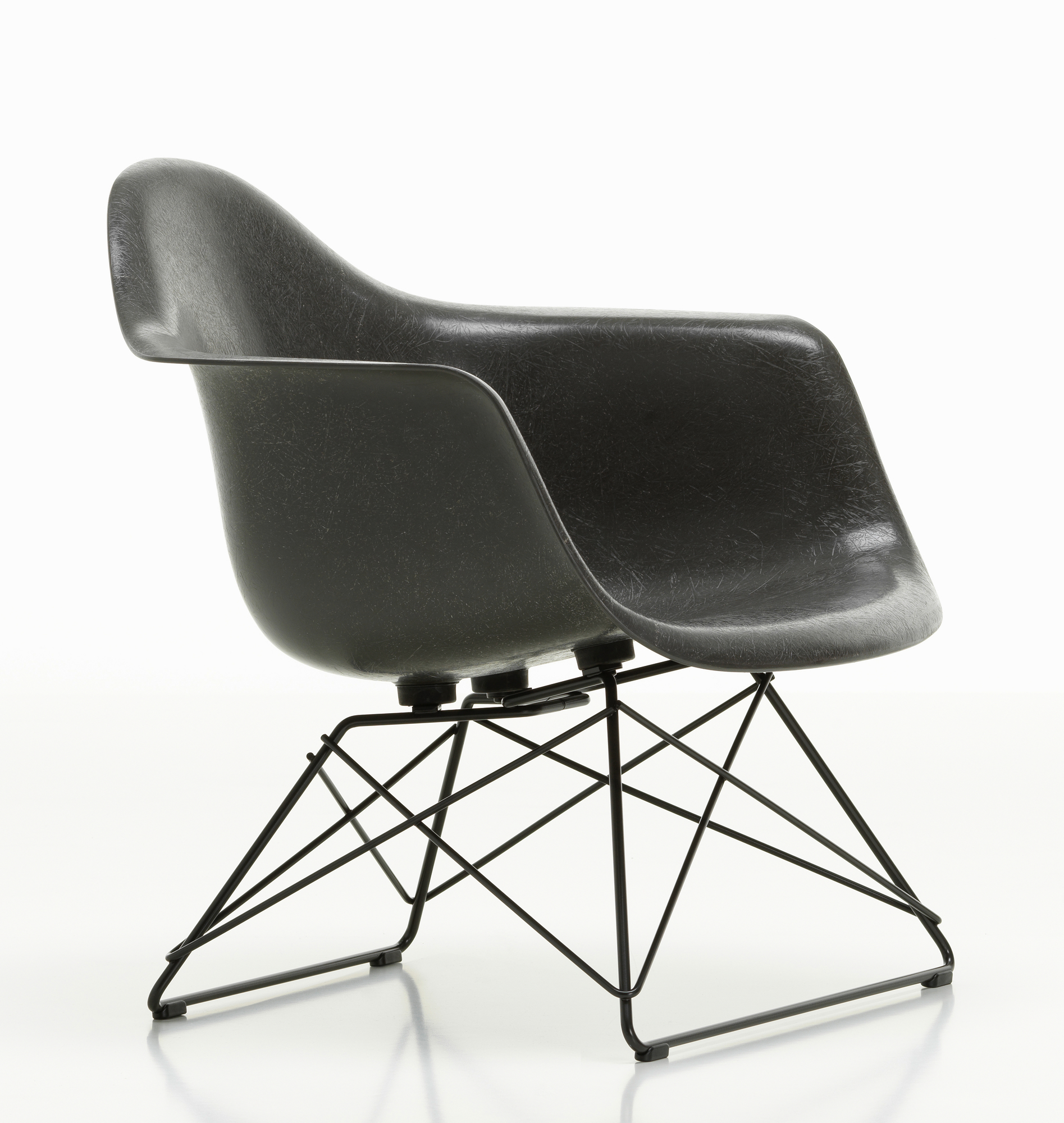 Schwarzer Eames Fiberglass Arm Chair LAR Stuhl von Vitra mit schwarzem Drahtgestell. Designklassiker.