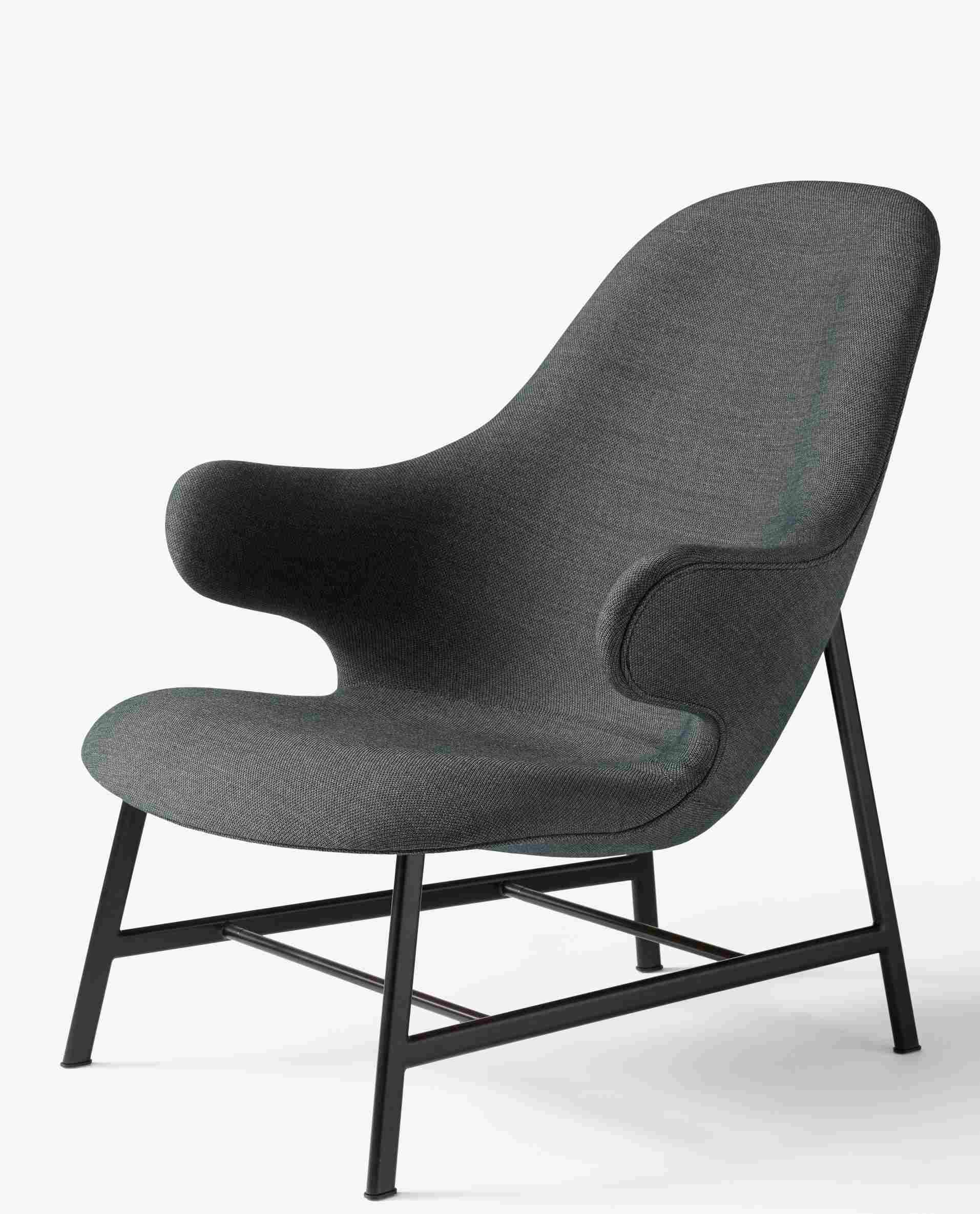 AndTradition Catch JH13 Lounge Sessel in Grau mit schwarzem Metallgestell, seitliche Ansicht.
