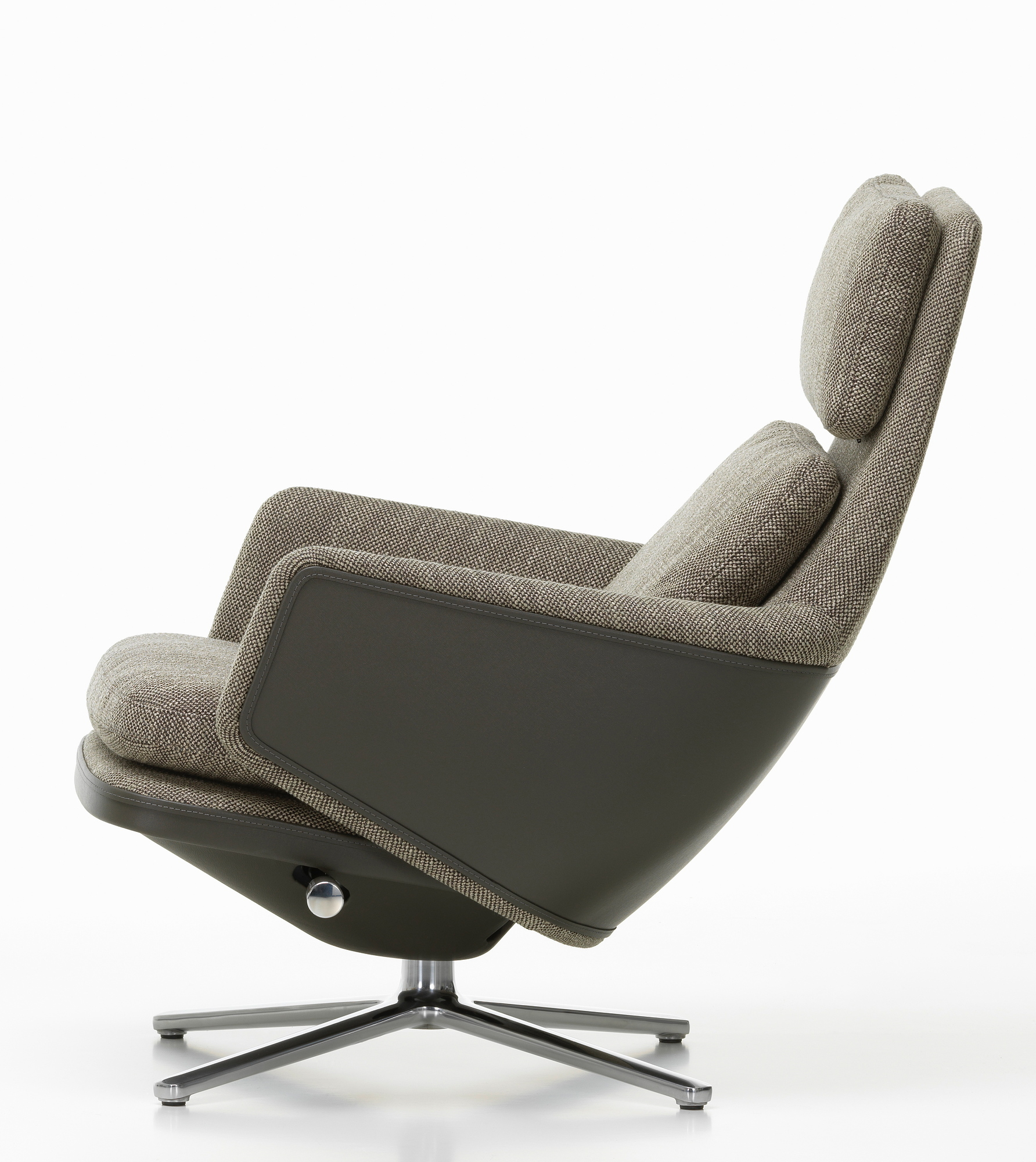 Vitra Grand Relax Sessel, seitliche Ansicht, Stoffbezug in Grau-Braun, Lederakzente, Drehfuß aus poliertem Aluminium.