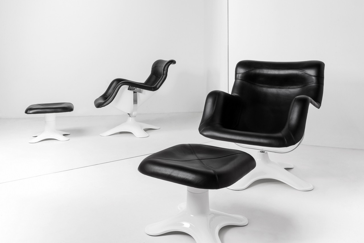 Artek Karuselli Sessel mit Hocker in schwarzem Leder und weißem Fuß, Designklassiker.