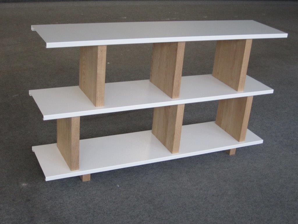 Tojo Regal Grundmodul: Weißes, dreistöckiges Regal mit hellen Holzstützen für Wohnzimmer oder Büro.