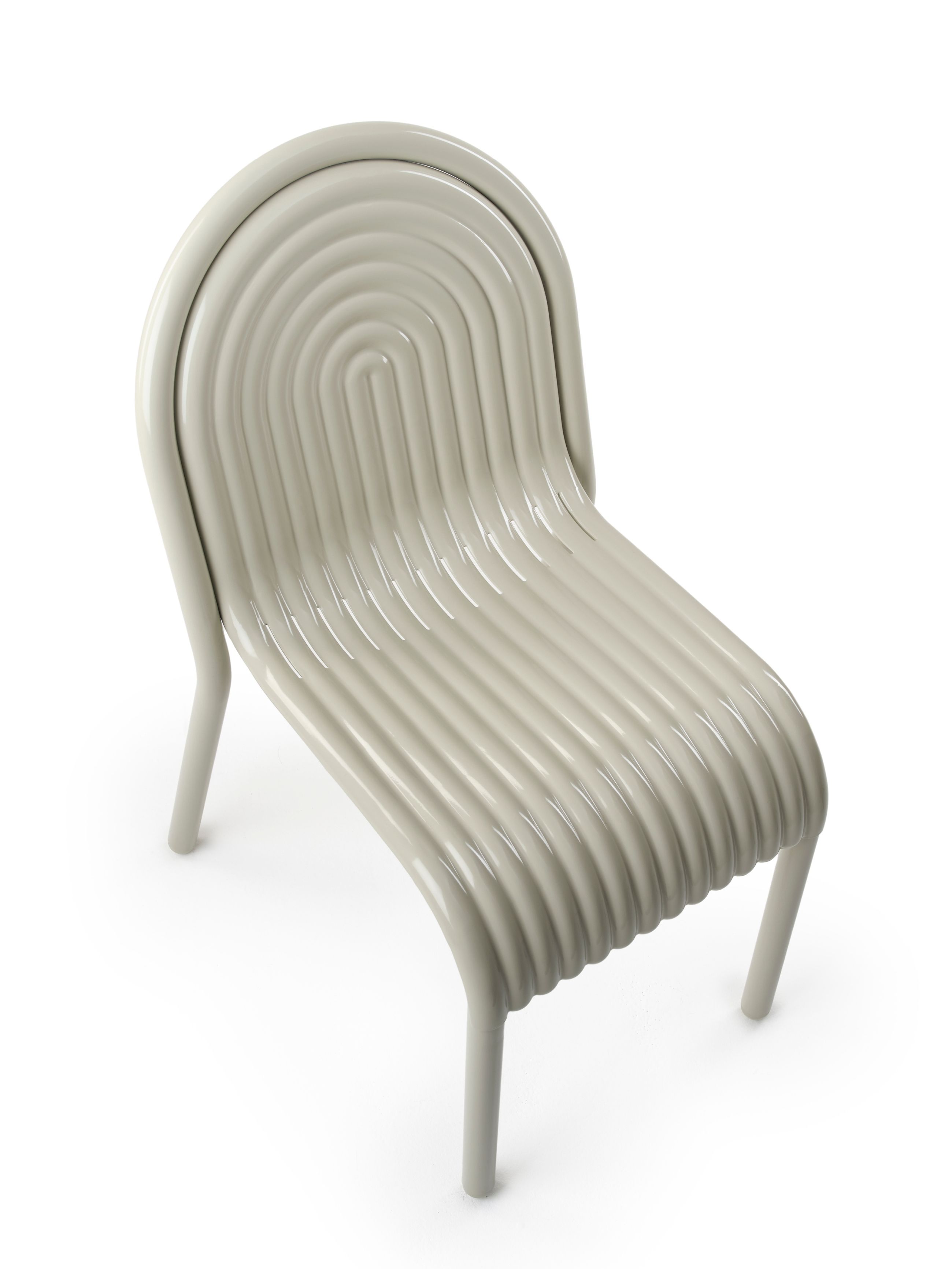 Groove Stuhl von Tom Dixon in Putty: Moderner Outdoor Stuhl mit gerippter Sitzfläche.