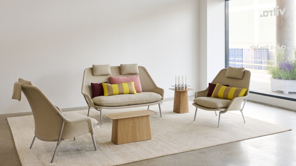 Vitra Slow Sofa und Sessel aus Stoff in Beige mit Kissen und Beistelltischen.