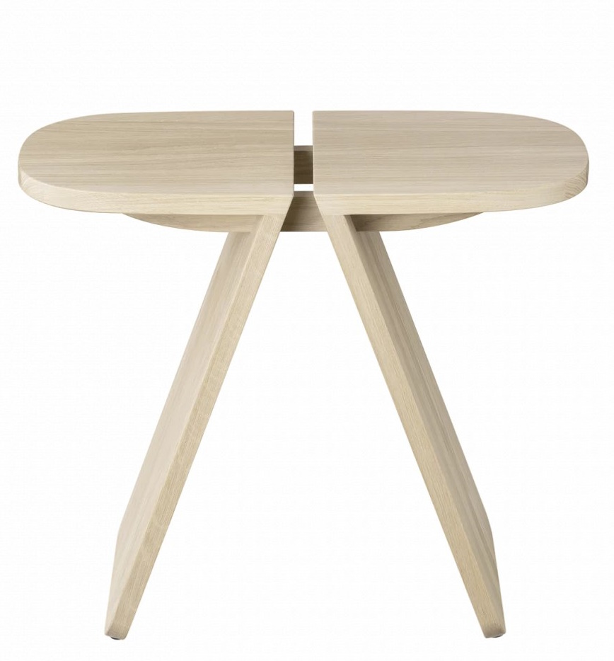 Avio Beistelltisch von Blomus, helles Holz, ovale Tischplatte mit Schlitz, moderne Möbel für Wohnzimmer.