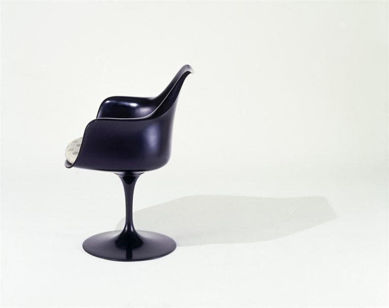 Schwarzer Tulip Armchair von Knoll International, drehbarer Sessel mit Armlehnen und gepolstertem Sitzkissen.