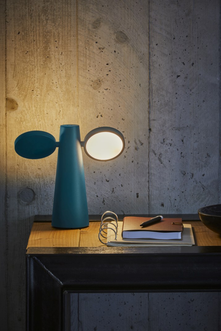 Oto Tischleuchte von Fermob in Lakritz: Moderne LED-Lampe für den Schreibtisch.
