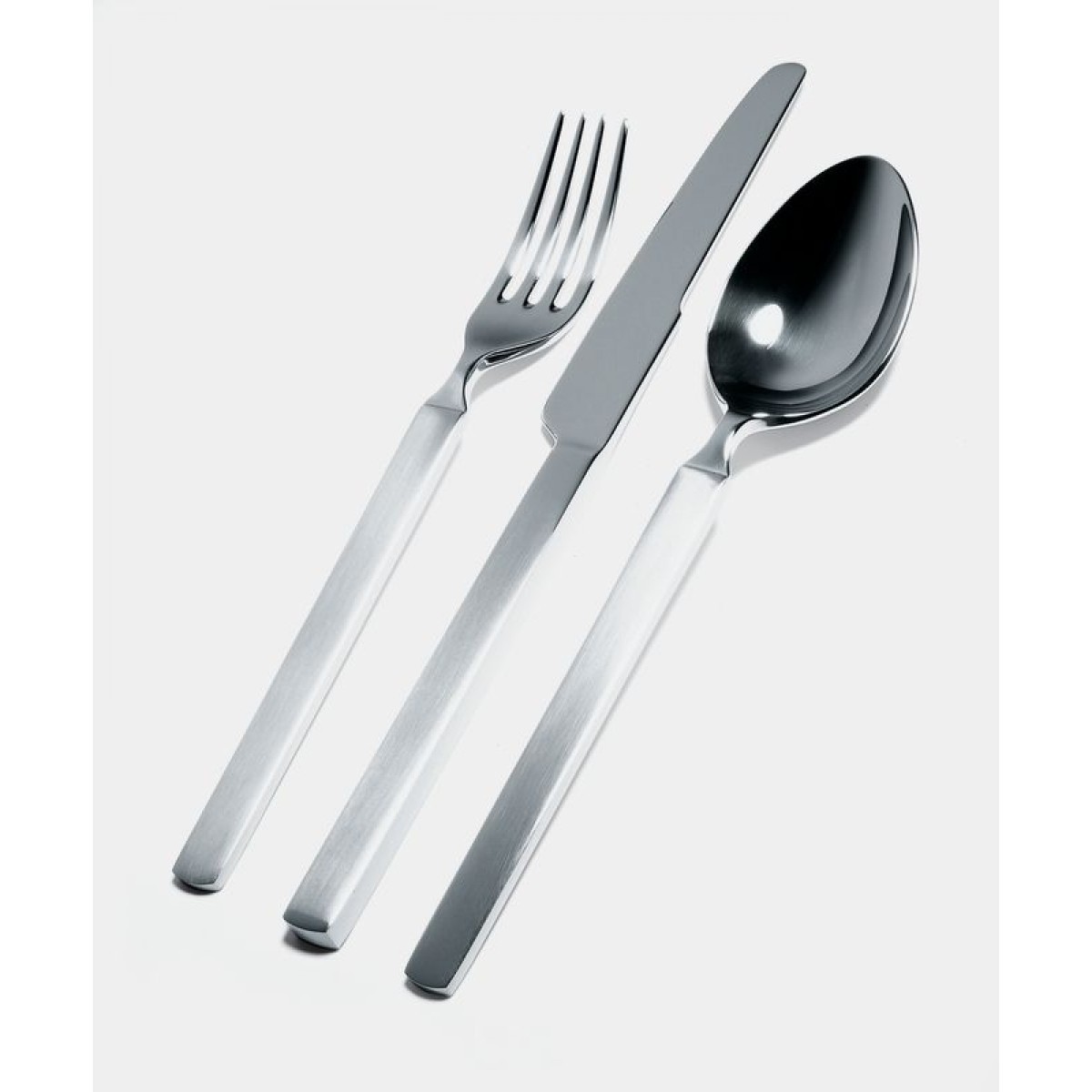 Nahaufnahme von Alessi Dry Besteck, 30-teiliges Set, Messer, Gabel und Löffel aus Edelstahl.