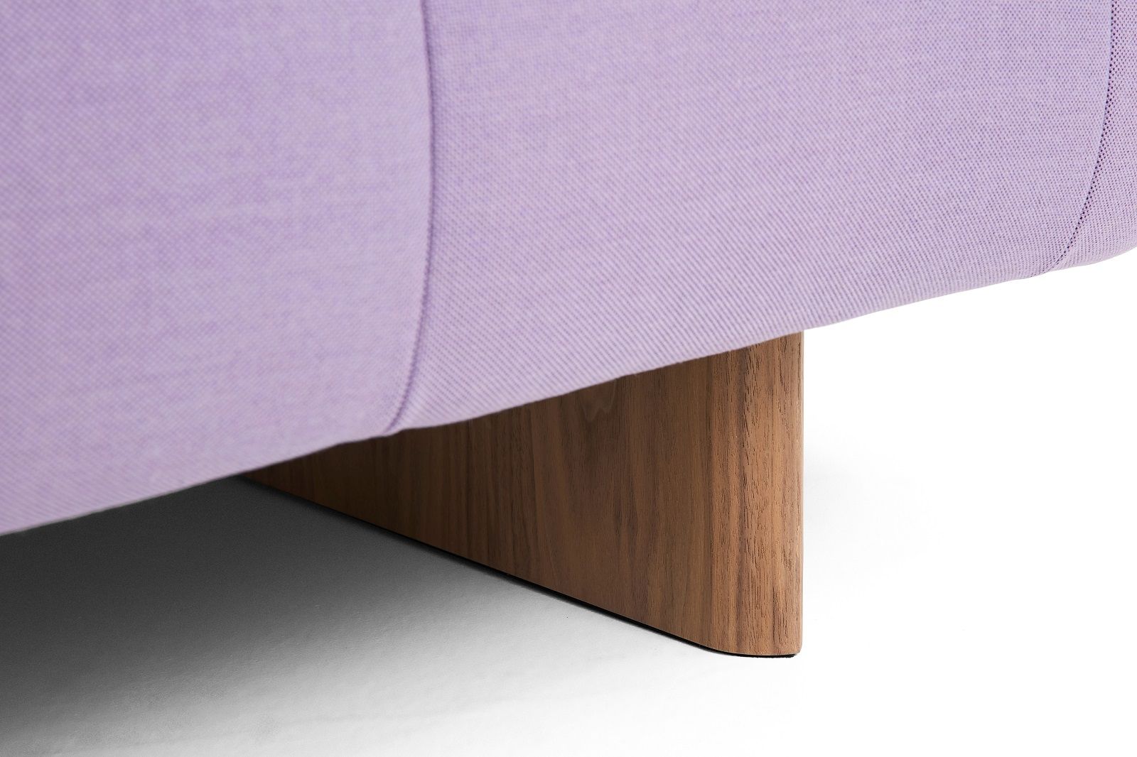 Detailaufnahme der Quilton Daybed Liege von Hay mit lila Polsterstoff und Holzfuß.