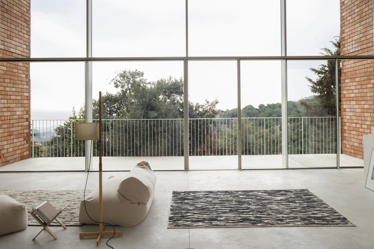 Nanimarquina Doblecara Rug Teppich in modernem Wohnzimmer mit großem Fenster und Natur-Ausblick.