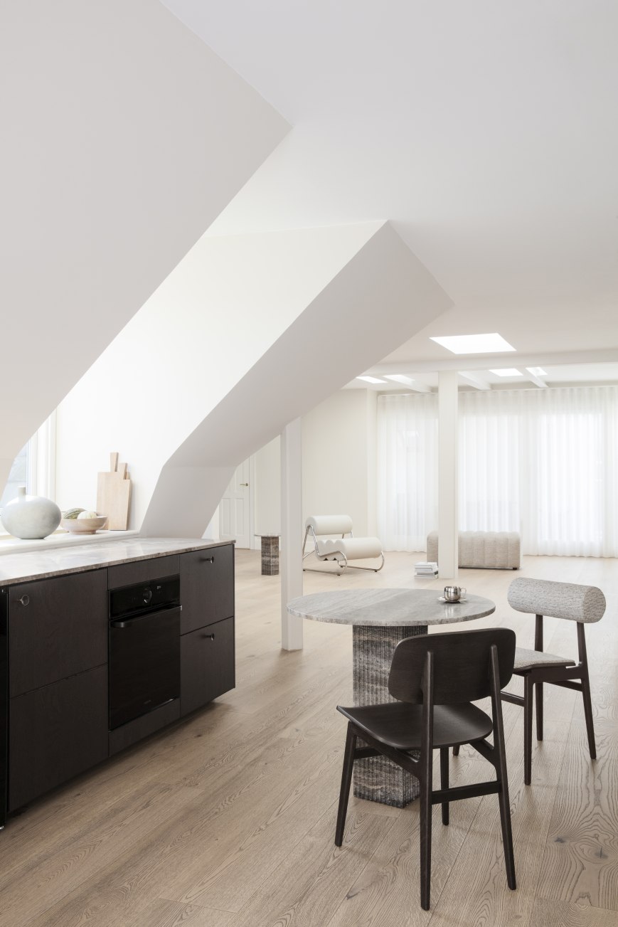 Zwei NY11 New York Dining Chairs von NORR11 an einem runden Esstisch in modernem Interieur.