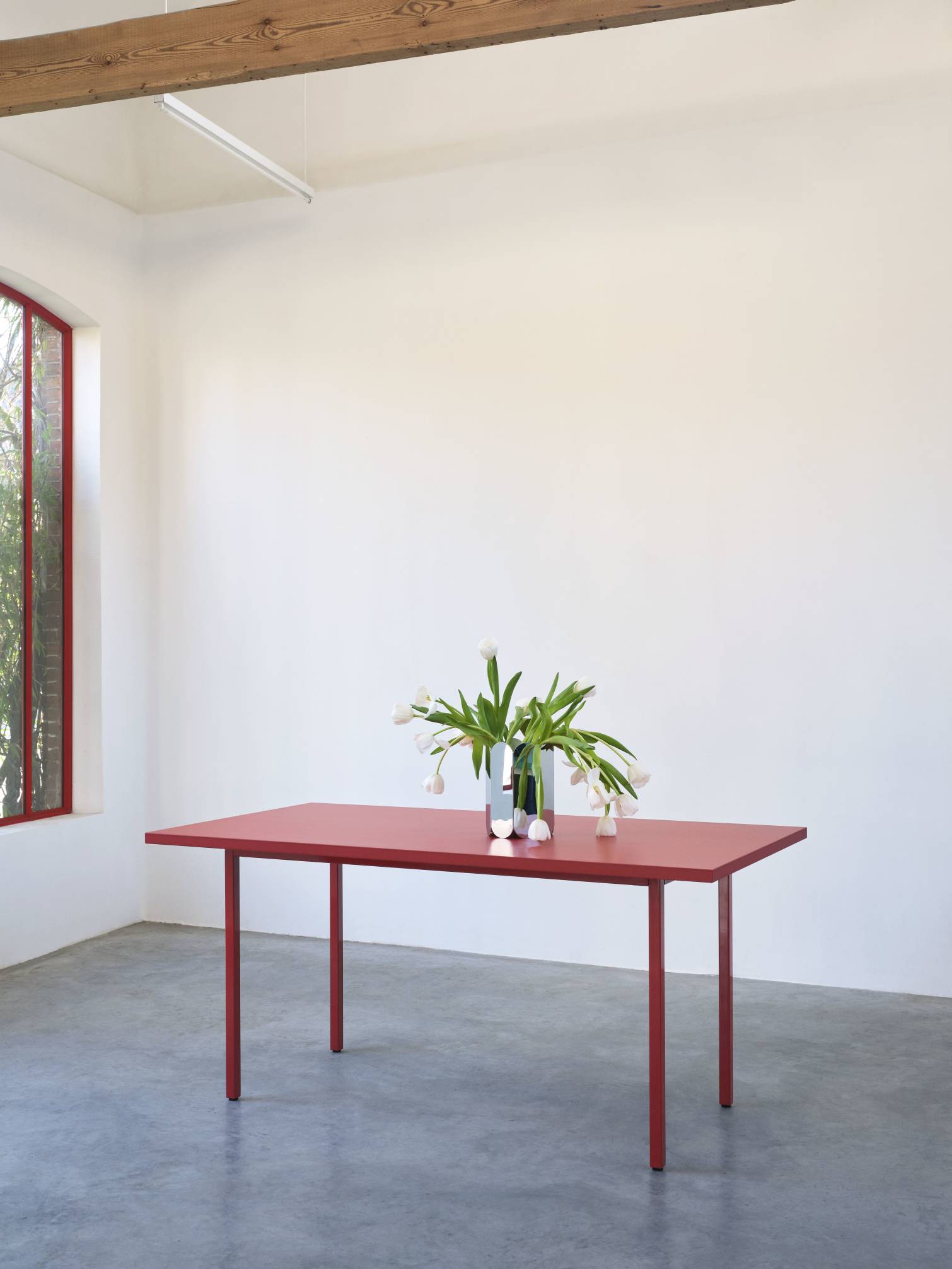 Roter Hay Two Colour Table Tisch mit Tulpen in minimalistischem Raum, Länge 200 cm.
