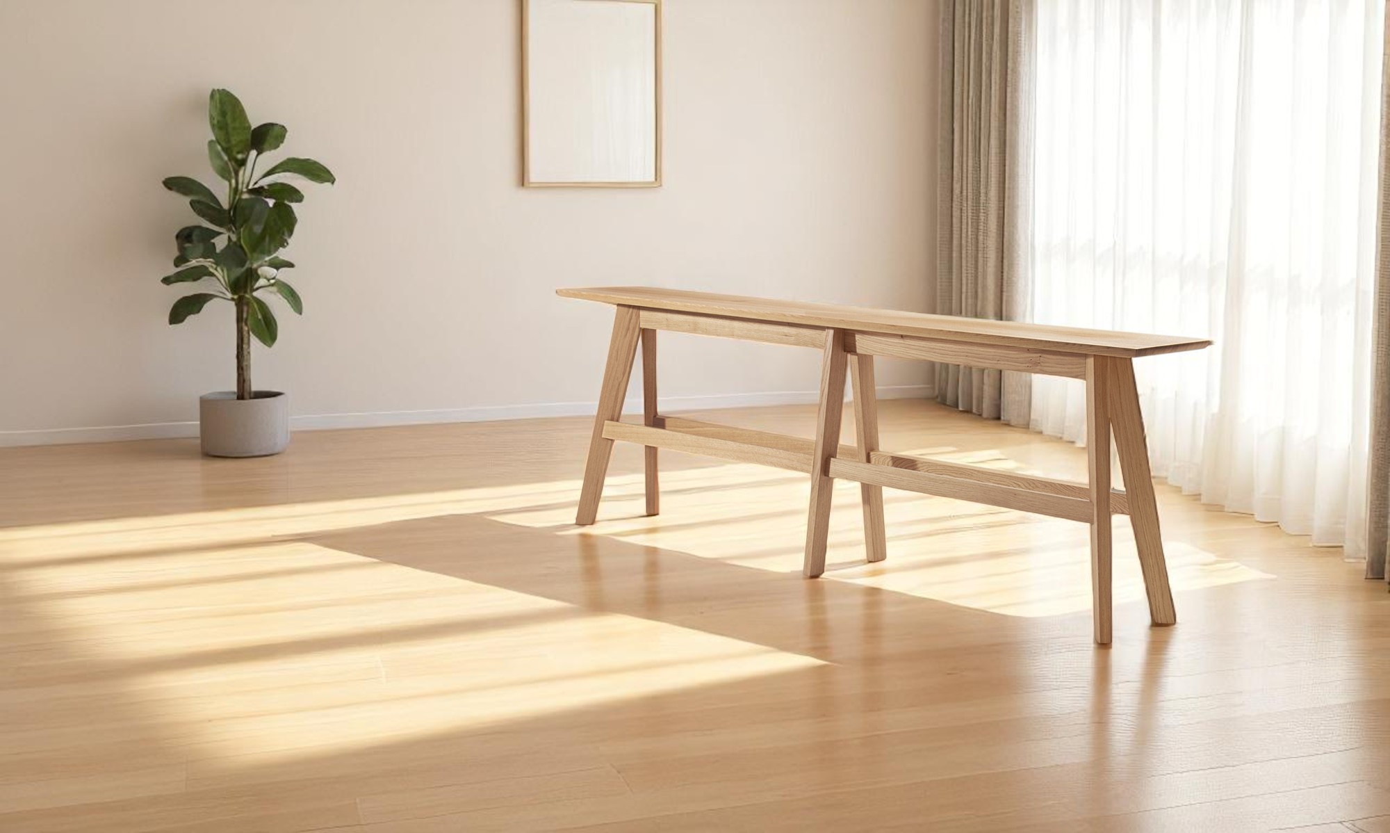 Cena High Bank Konsole aus hellem Holz im minimalistischen Wohnzimmer mit Pflanze und Vorhängen.