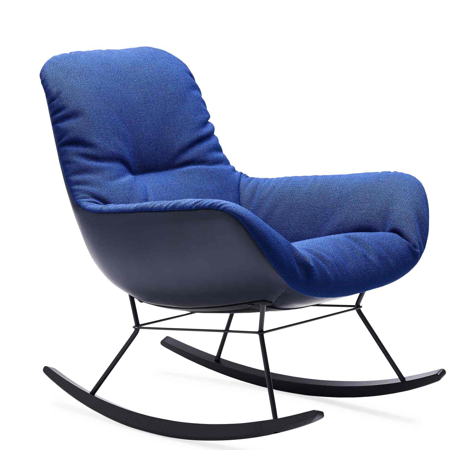 Blauer Leya Rocking Lounge Chair von Freifrau Manufaktur mit schwarzem Kufengestell und bequemer Polsterung.