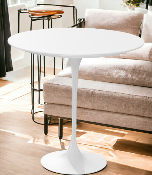 Weißer Saarinen Beistelltisch von Knoll International, runder Tisch mit Tulpenfuß, Höhe 52 cm, modernes Design.