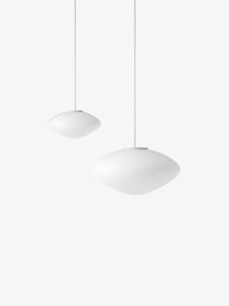Zwei moderne AndTradition Mist Pendelleuchten aus Opalglas, schwebend an dünnen, grauen Kabeln.