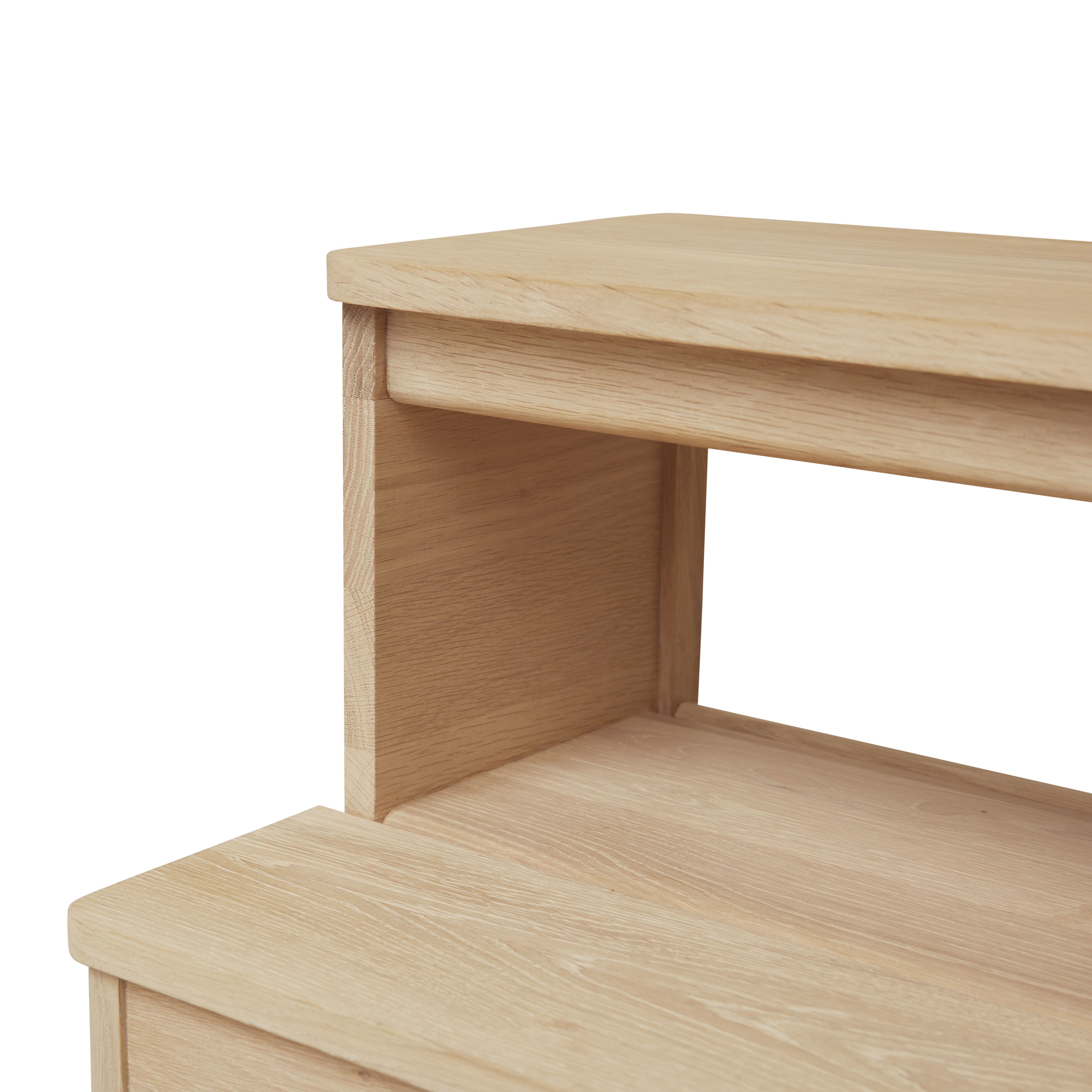 Detailaufnahme: A Line Steighocker aus Eiche, weiß geölt, für Kinder und Erwachsene.