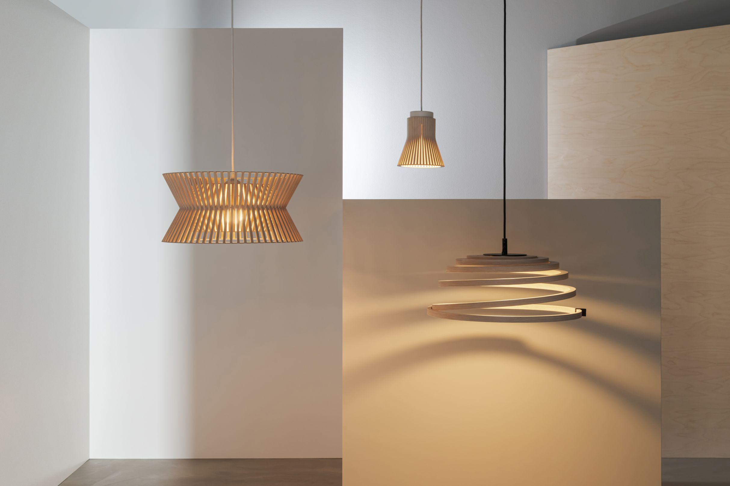 Drei moderne Holzpendelleuchten, darunter eine Secto Design Kontro 6000, für stilvolle Innenbeleuchtung.