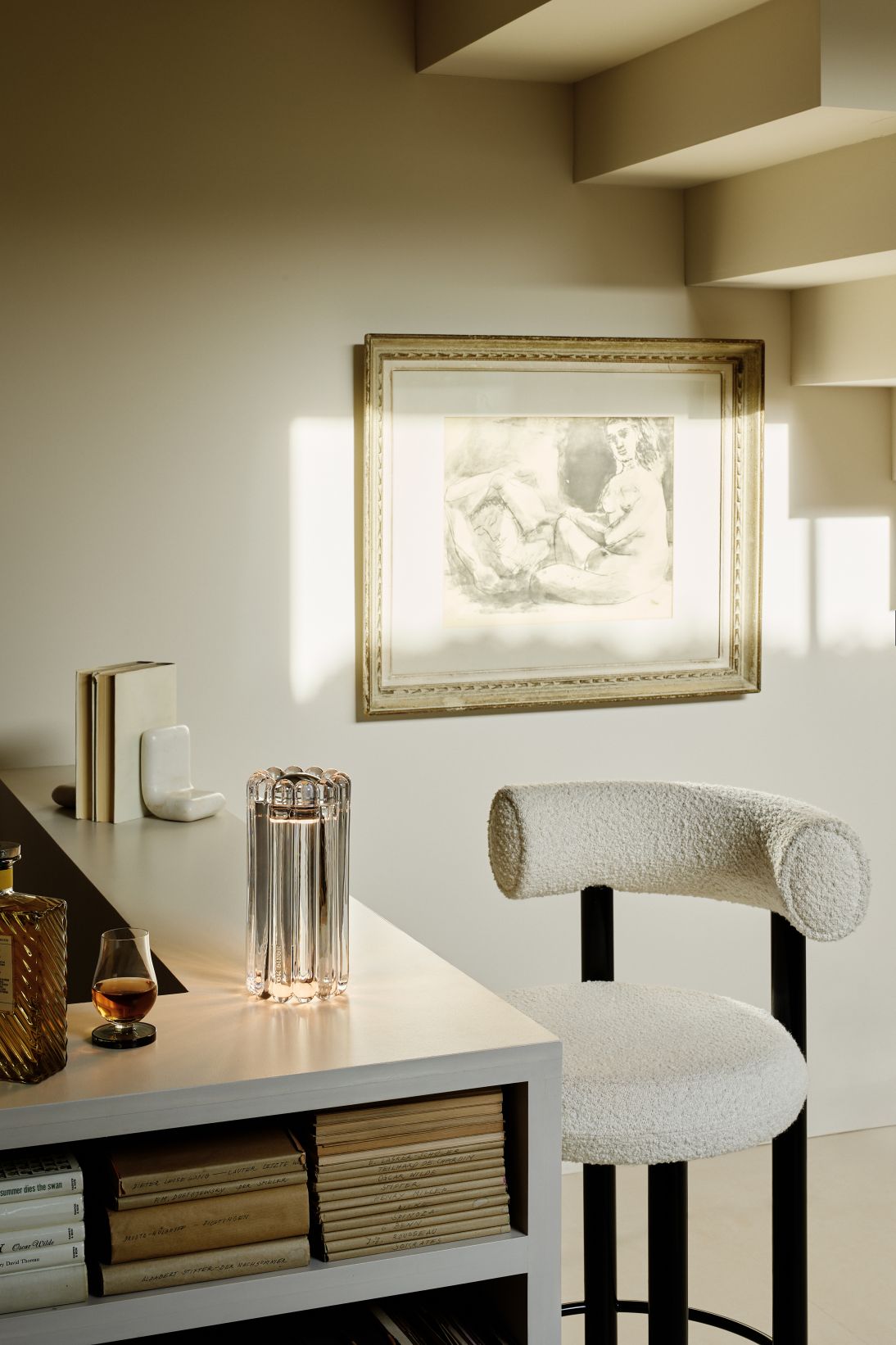 Nahaufnahme der Tom Dixon Press Tischleuchte auf einem Schreibtisch mit dekorativen Elementen.